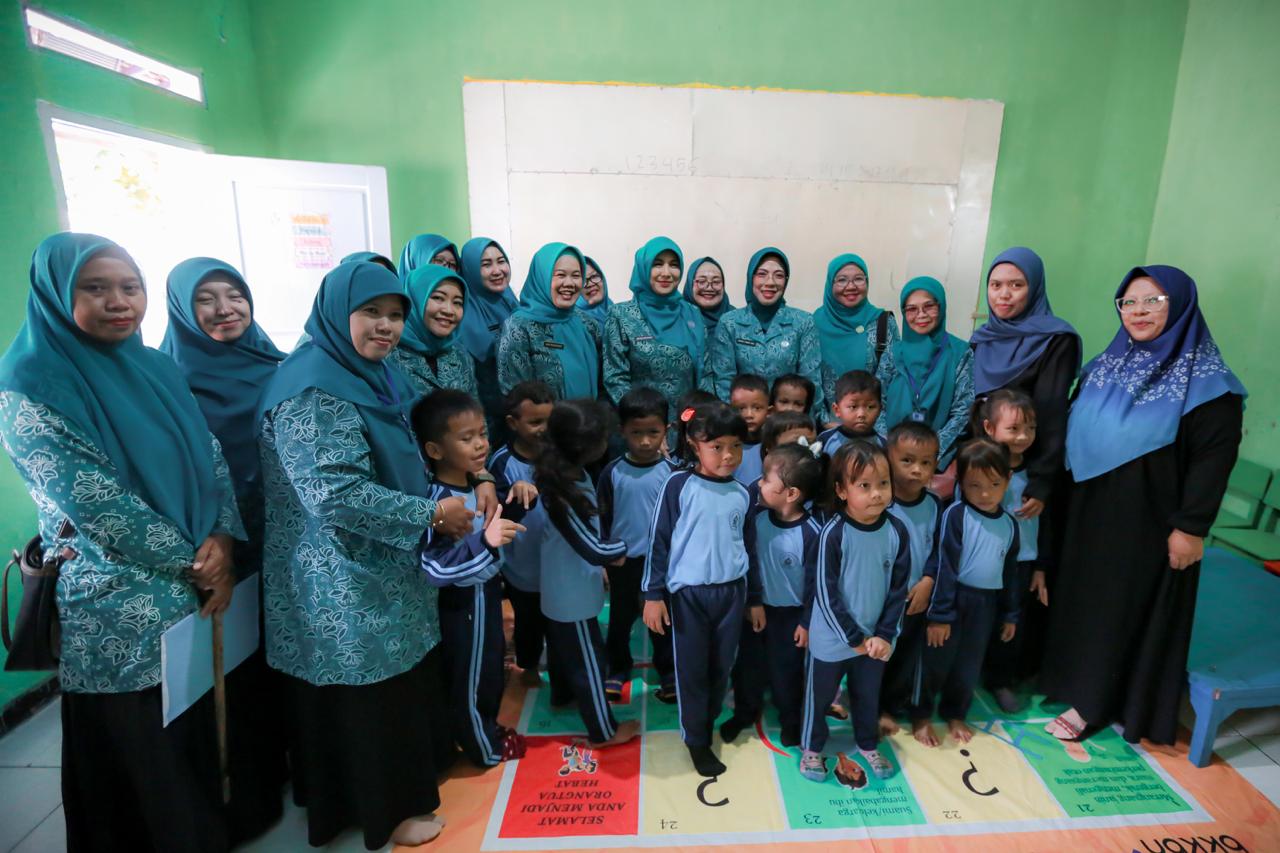 Tinawati Andra Soni Tinjau Kinerja PKK Kelurahan Cilowong, Kota Serang