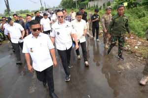 Gubernur Andra Soni Tinjau Pembangunan Frontage Flyover Unyur untuk Atasi Kemacetan
