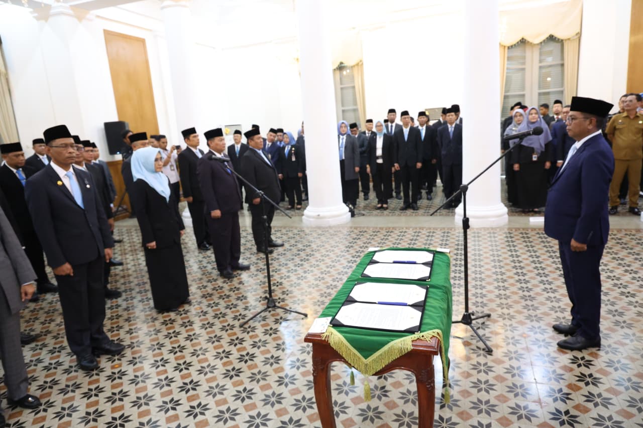 Gubernur Andra Soni Tekankan Responsivitas dan Integritas saat Lantik 23 Pejabat Pimpinan Tinggi Pratama