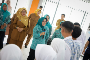 Kick-Off PKK Mengajar, Tinawati Andra Soni Ajak Siswa Berani Bersuara dan Asah Bakat