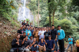 Tinjau Curug Cimanggung, Gubernur Andra Soni Prioritaskan Infrastruktur Wisata Lewat Program ‘Bang Andra’