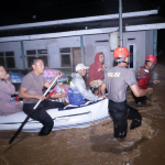Debit Air Berangsur Menurun, Polda Banten Bantu Korban Banjir di Padarincang