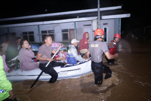 Debit Air Berangsur Menurun, Polda Banten Bantu Korban Banjir di Padarincang