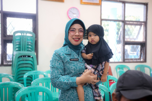 Tinawati Andra Soni Salurkan PMT Balita dan Pangan Bergizi untuk Ibu Hamil di Pabuaran