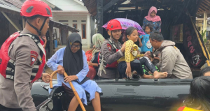 Penanganan Banjir di Padarincang, Brimob Hadir untuk Masyarakat